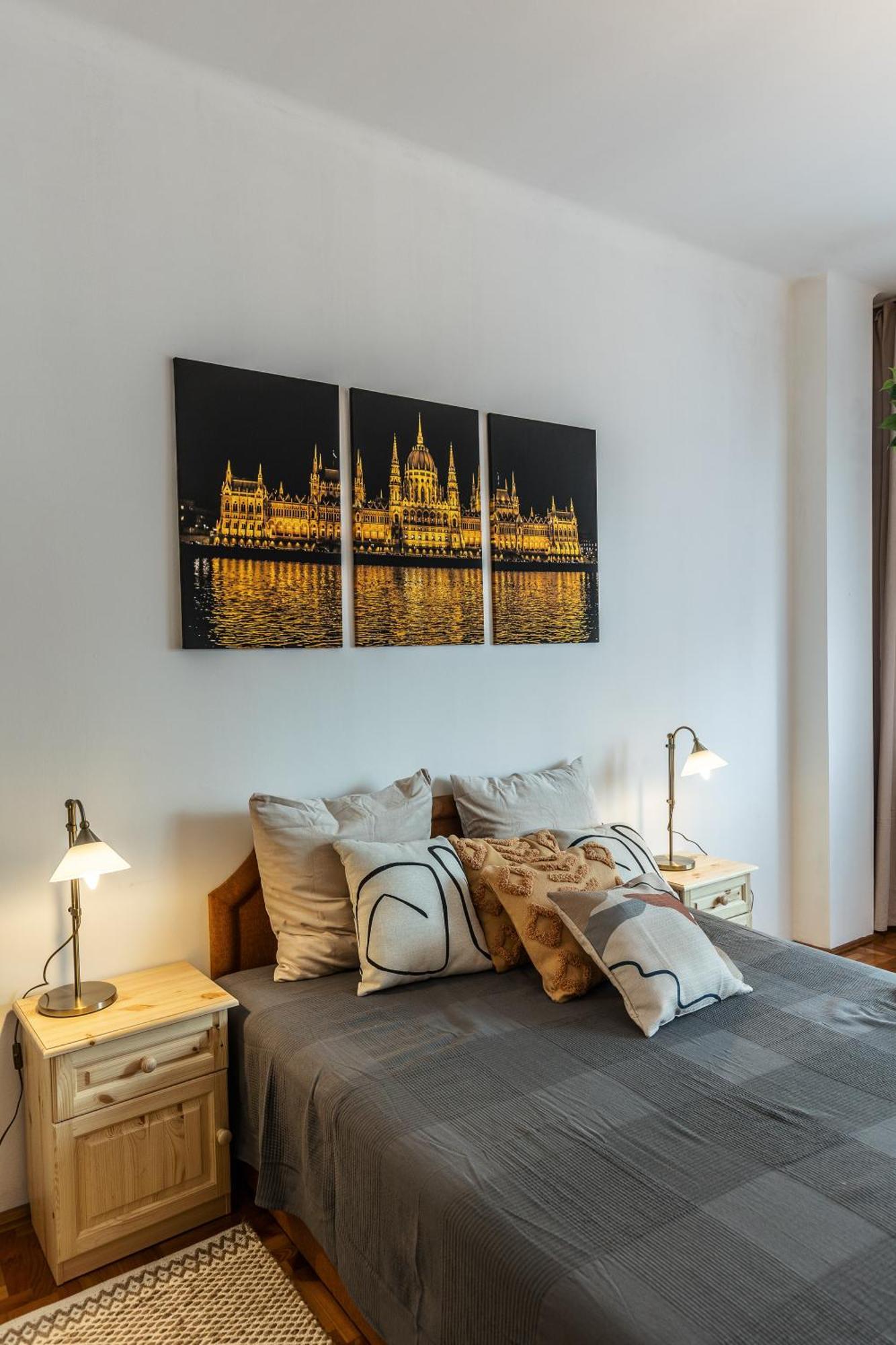 Bright & Spacious Riverside Apartment With Balcony บูดาเปสต์ ภายนอก รูปภาพ